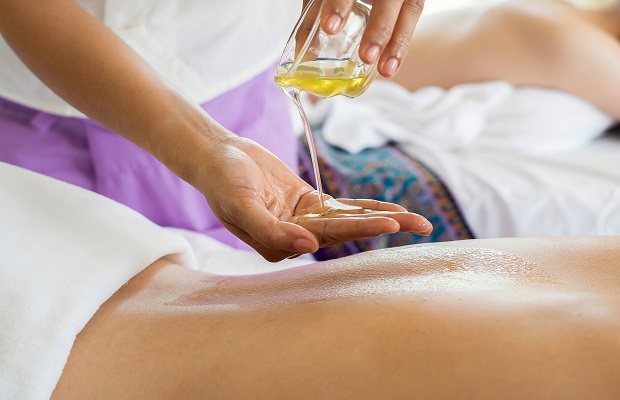 Massage trườn tinh dầu