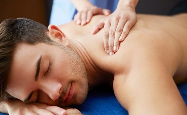 Không chỉ nữ giới mà cả nam giới cũng rất cần được massage chăm sóc sức khỏe
