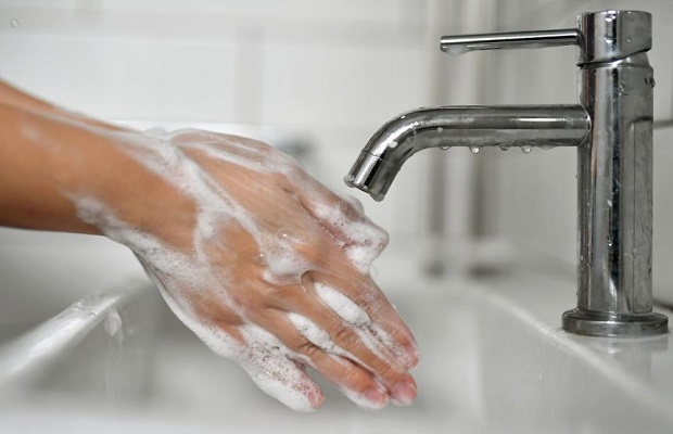 Rửa tay thường xuyên với xà phòng và nước