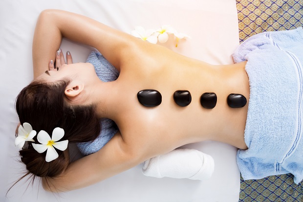 Massage xoa bóp- Phương pháp massage đá nóng