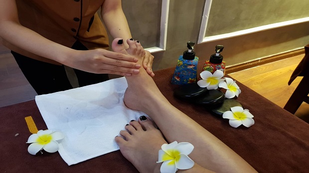 Massage xoa bóp- massage chân